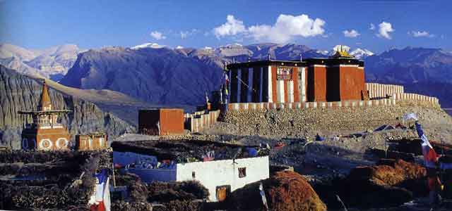 
Tsarang chorten and gompa in Upper Mustang - Nepal: Kathmandu Valley, Chitwan, Annapurna, Mustang, Everest (Lonely Planet Pictorial) book
